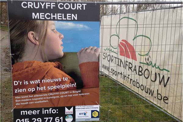 Aanleg kunstgras voetbalveld Cruijff Court - Sportinfrabouw NV